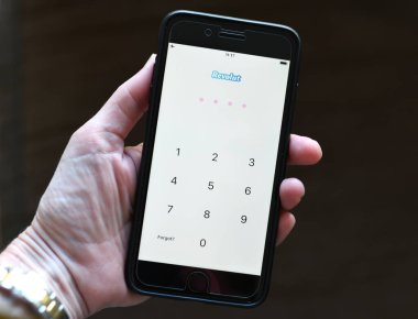 Cebelitarık 04 Ekim 2019: Revolut Bankacılık Uygulamasının sayfasında günlüğü gösteren ekranlı bir iPhone