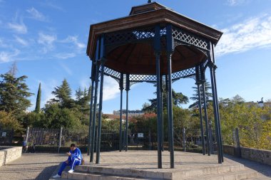 Ronda, İspanya 30 Ekim 2019: İspanya 'nın Ronda kentindeki Mirador de Ronda' da Gazebo 'nun tabanında oturan bir adam