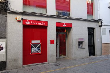 Ronda, İspanya 30 Ekim 2019: Santander bankasının henüz kullanımda olmayan yeni bir bandı ve bantlanmış bir şubesi