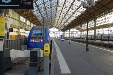 Tours, Fransa 31 Temmuz 2019: Fransa 'daki Tours tren istasyonunda bir tren bekliyor