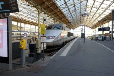 Tours, Fransa 31 Temmuz 2019: Fransa 'daki Tours tren istasyonunda bir tren bekliyor