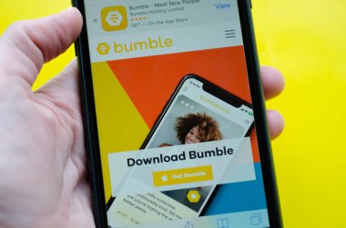 Cebelitarık 23 Ocak 2020: Bumble uygulamasını indirmeye hazır gösteren bir iPhone tutmak