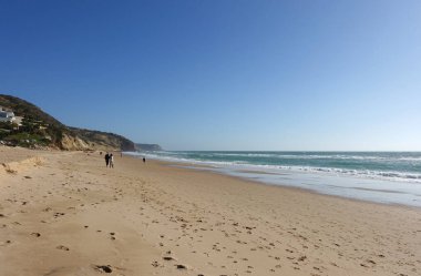 Salema, Portekiz 29 Aralık 2019; Portekiz 'in Algarve şehrindeki küçük Salema kasabasındaki sahil, kış günü
