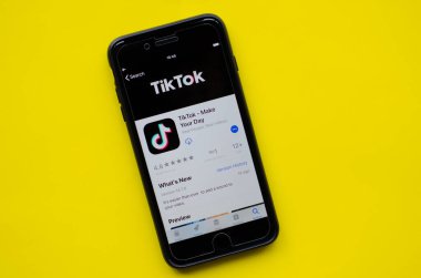 Cebelitarık 23 Ocak 2019: Sosyal medya uygulaması Tik Tok için indirme sayfasını gösteren bir Smartphone ekranı