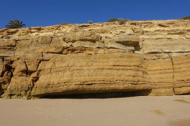 Algarve 'deki Salema sahilinde kayalıklar ve kaya oluşumları