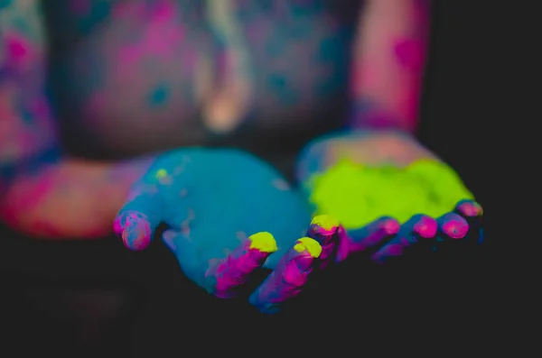 İki elleri ve parmakları farklı Holi toz renklerle - mavi, parlak yeşil renkli, pembe, Eflatun - Hint Festivali