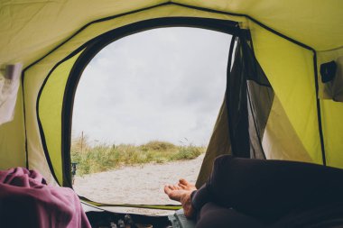 POV bir çadırda yatan kız
