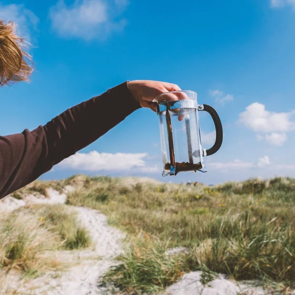 Kahve makinesi tutan el mans