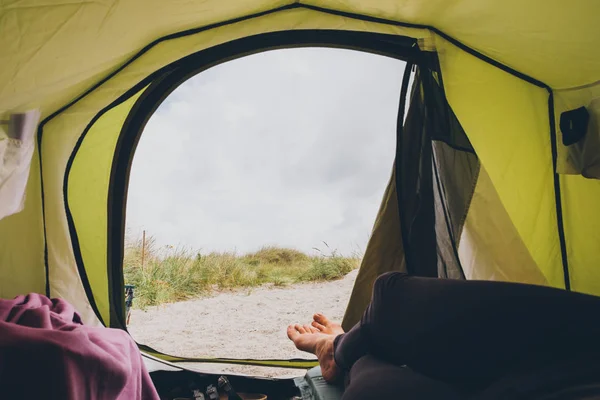 POV bir çadırda yatan kız