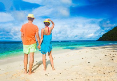 Çift tropik sahilde parlak elbise giyiyor. Mahe, Seyşel Adaları