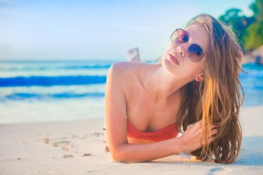 tropik sahilde oldukça uzun saçlı kadın rahatlatıcı. Mahe, Seyşel Adaları