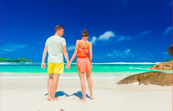 Couple wearing bright clothes on a tropical beach. Mahe, Seychelles — Stock Photo, Image