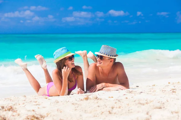 Par njuter av deras tid liggande på sand på tropical beach — Stockfoto