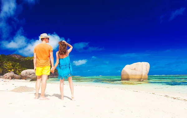 Felice giovane coppia divertirsi in spiaggia. Anse Source dArgent, La Digue, Seychelles — Foto Stock