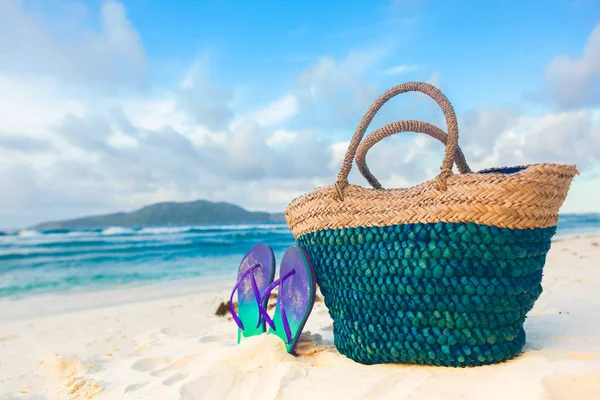 Accesorios de playa sobre fondo tropical turquesa — Foto de Stock