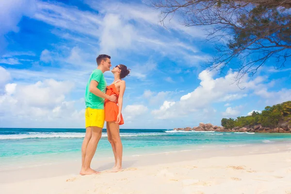 Fiatal pár pihentető strandon. Petit Anse, Seychelles-szigetek — Stock Fotó