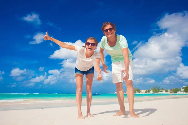 Glada unga par som har roligt vid stranden — Stockfoto