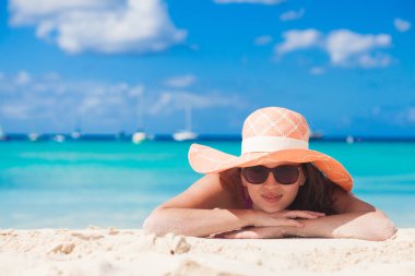tropikal plaj rahatlatıcı bikinili kadın portresi