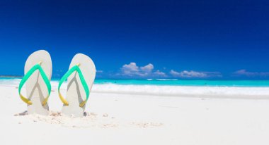 Cayo Largo, Küba tropik sahilde renkli flip flop