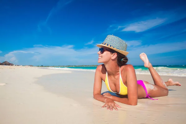 Fit mulher em chapéu de sol e biquíni na praia — Fotografia de Stock