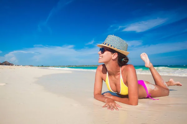 Mujer en sombrero de sol y bikini en la playa —  Fotos de Stock