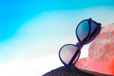 şapka ve güneş gözlüğü tropikal plaj