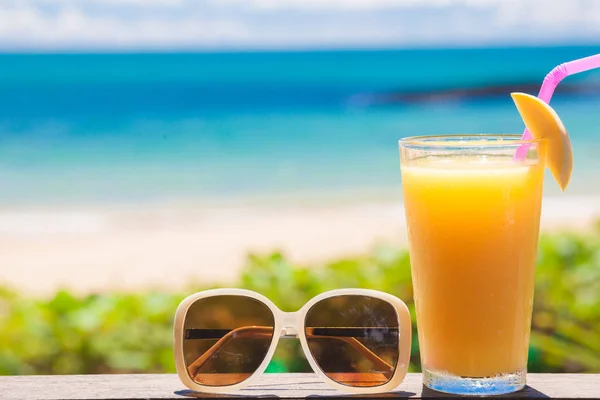 Delicioso cóctel exótico en la mesa de madera tje junto a la piscina tropical — Foto de Stock