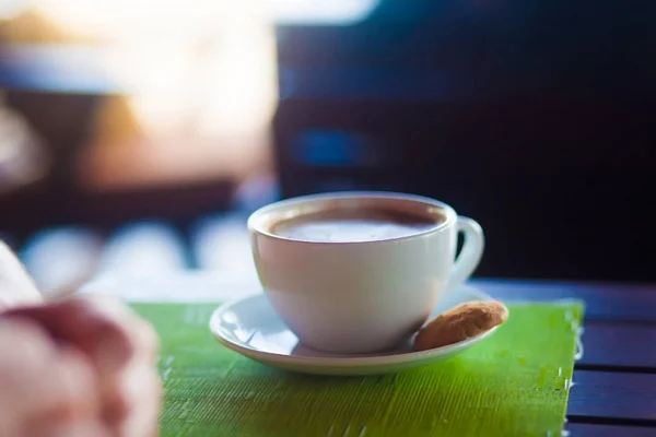 Tasse de café chaud sur la table avec cookie — Photo