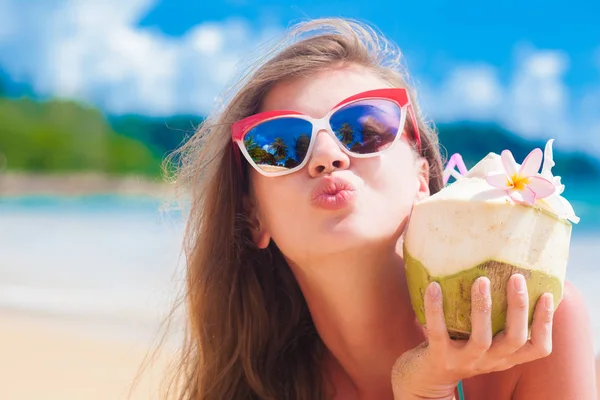 Ritratto di donna in bikini che si rilassa sulla spiaggia tropicale — Foto Stock