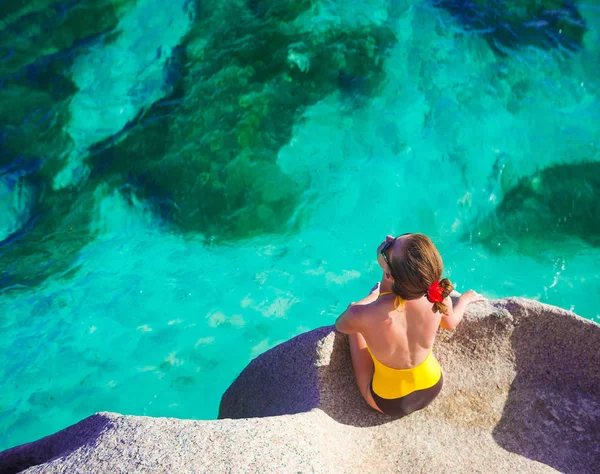 Bella donna in bikini rilassante sugli scogli sul mare. Mahe, Seychelles — Foto Stock