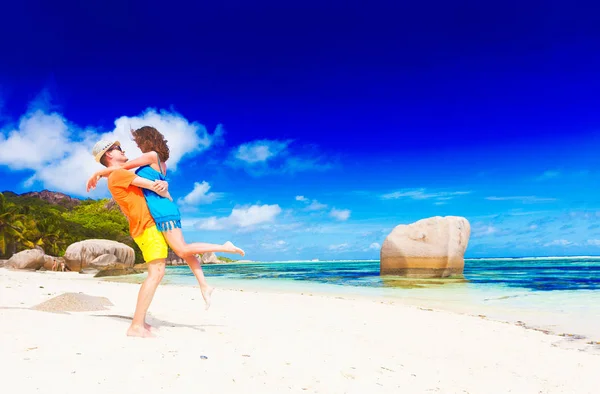 Glückliches junges Paar, das Spaß am Strand hat. anse source dargent, la digue, seychellen Stockbild