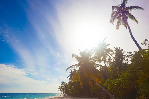Відпочинок на ідеальному тропічному білому піщаному пляжі — стокове фото