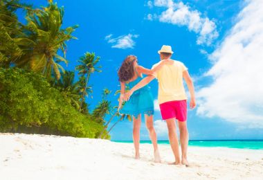 Mutlu genç çift sahilde eğleniyor.