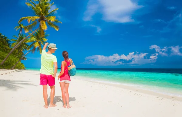 Heureux jeune couple s'amuser près de la plage — Photo