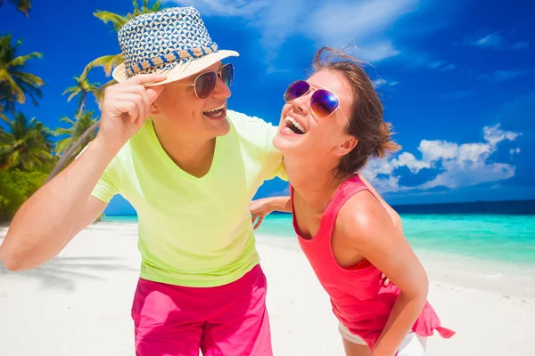 Mutlu genç çift sahilde eğleniyor.