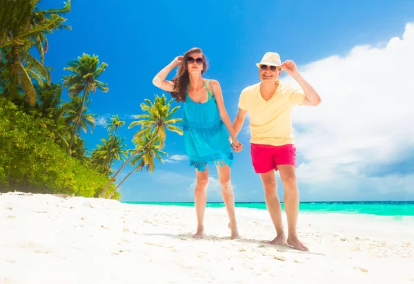 Glückliches junges Paar, das Spaß am Strand hat — Stockfoto