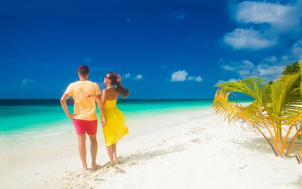 Heureux jeune couple s'amuser près de la plage — Photo