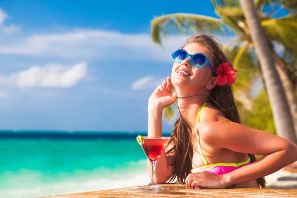 kadın, beyaz kum plaj rahatlatıcı bikini