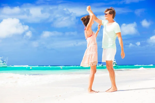 Feliz joven pareja divirtiéndose por la playa —  Fotos de Stock