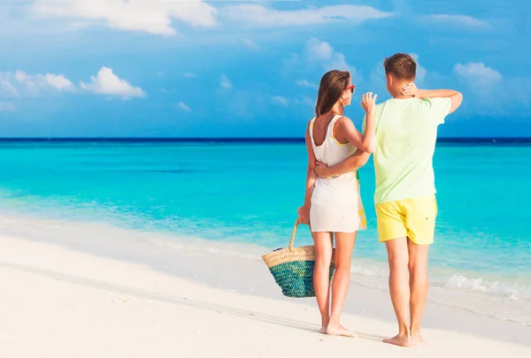 Glückliches junges Paar, das Spaß am Strand hat — Stockfoto