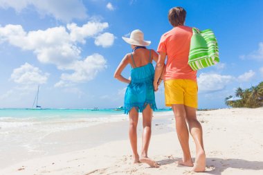 Barbados tropik sahilde kıyafetlerle parlak Çift
