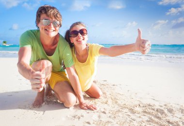 mutlu genç çift sahilde gülümseyen güneş gözlüğü closeup