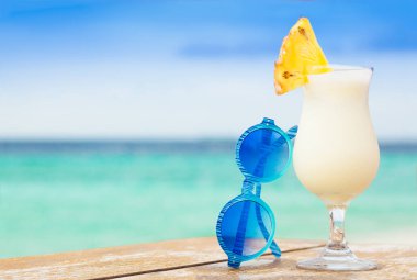 lezzetli soğuk pina colada kokteyli plajda bardak