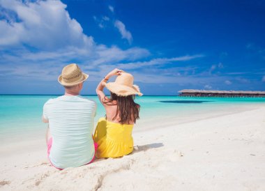 Arkadan Görünüm Maldivler tropik sahilde oturan Çift