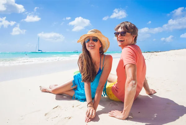 Vista trasera de una pareja sentada en una playa tropical en Barbados —  Fotos de Stock