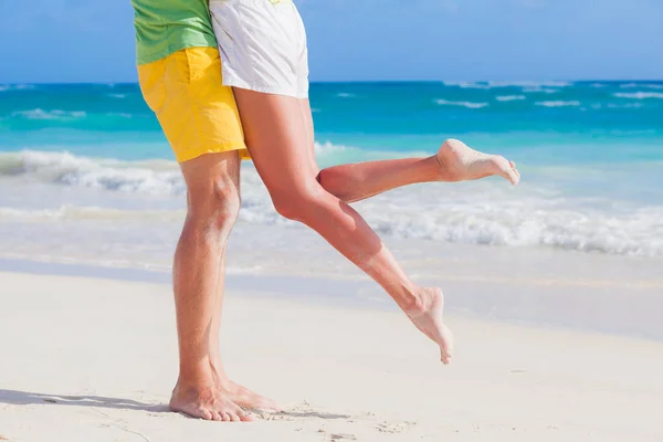Nogi przytulanie młody para na tropikalnej plaży turkus — Zdjęcie stockowe
