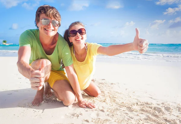 mutlu genç çift sahilde gülümseyen güneş gözlüğü closeup