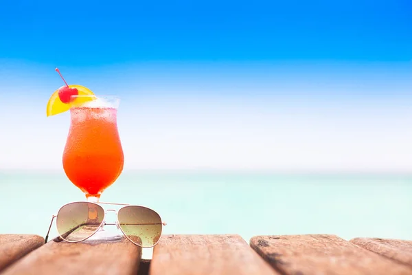 Glas av läckra sex på stranden cocktail vid havet — Stockfoto