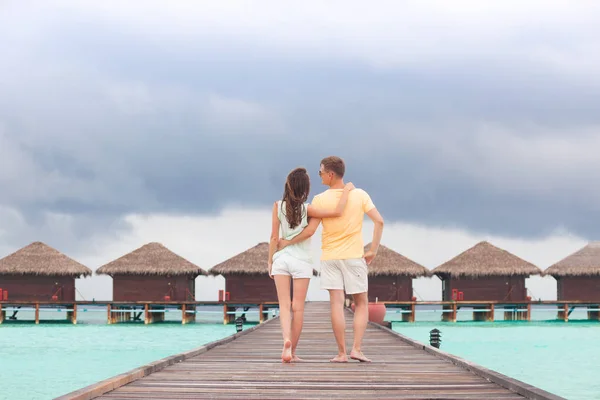 Feliz jovem casal se divertindo na praia — Fotografia de Stock