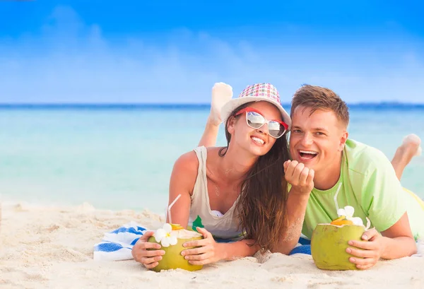 Vista para trás do casal sentado em uma praia tropical em Maldivas — Fotografia de Stock